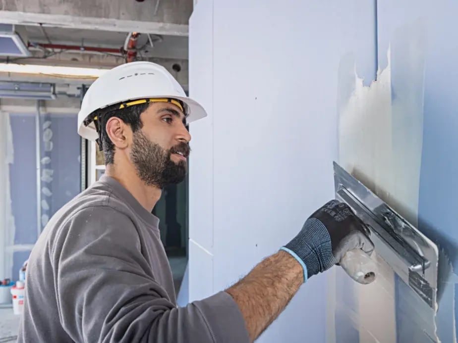 09_Spackling_II_Worker_BenniKnauf_0377_D_WEB_sRGB_CF_4x3_S