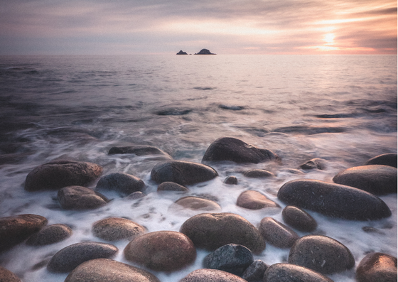 rochers dans les vagues